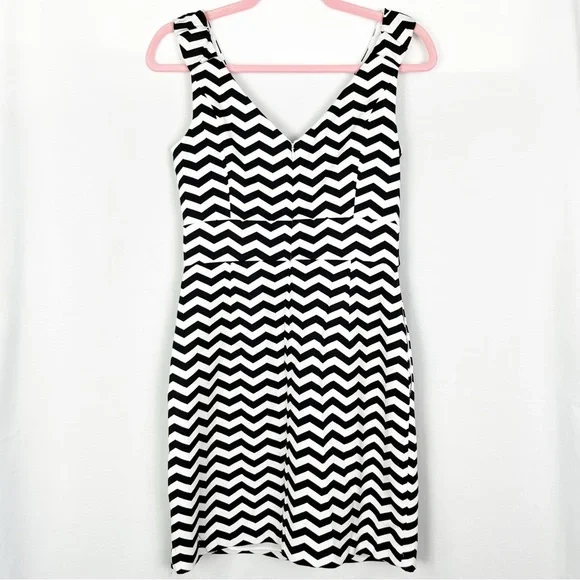 White House|Black Market Dress - Picture 2 of 4